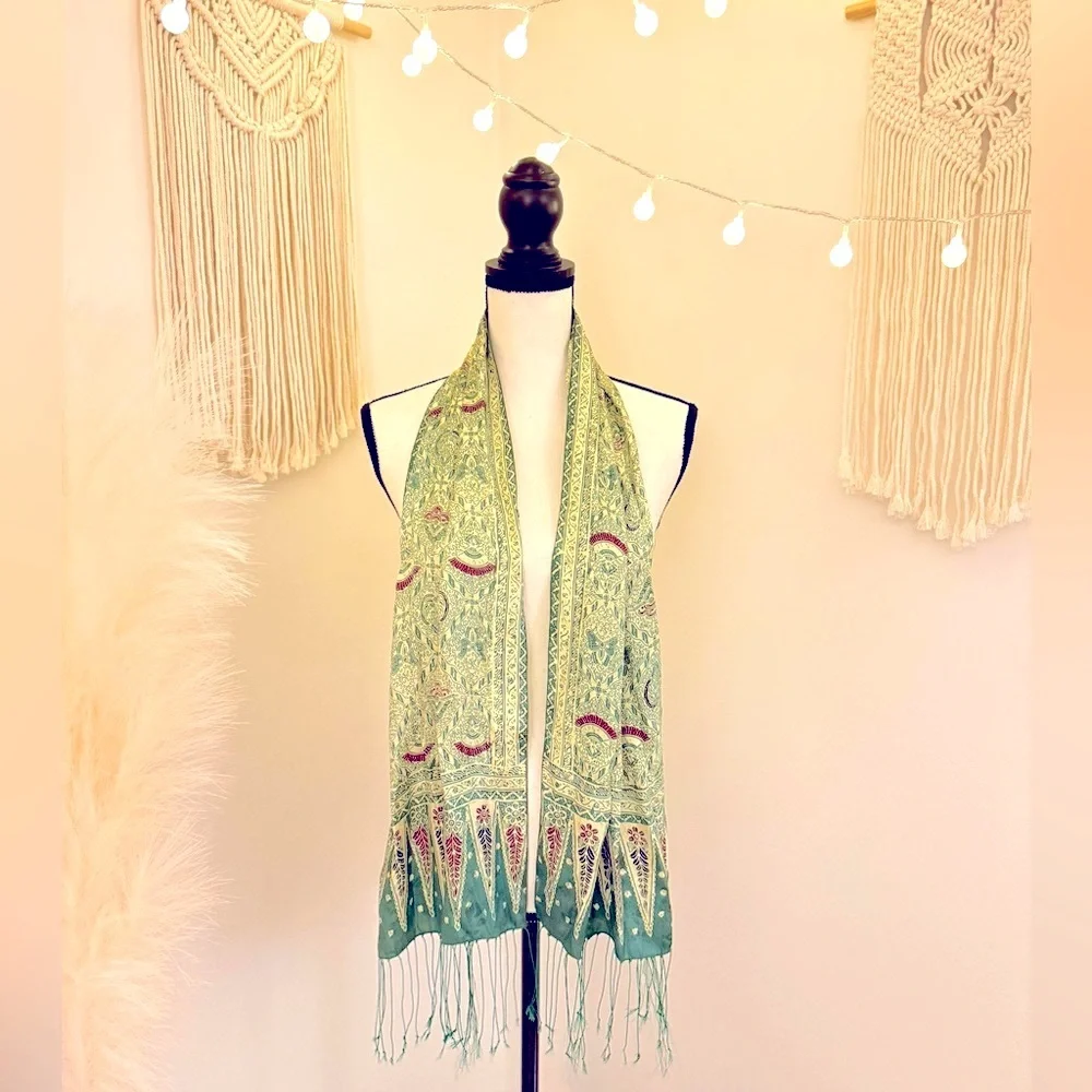 🌾 Novika Handmade Green Floral Silk Batik‎ Scarf